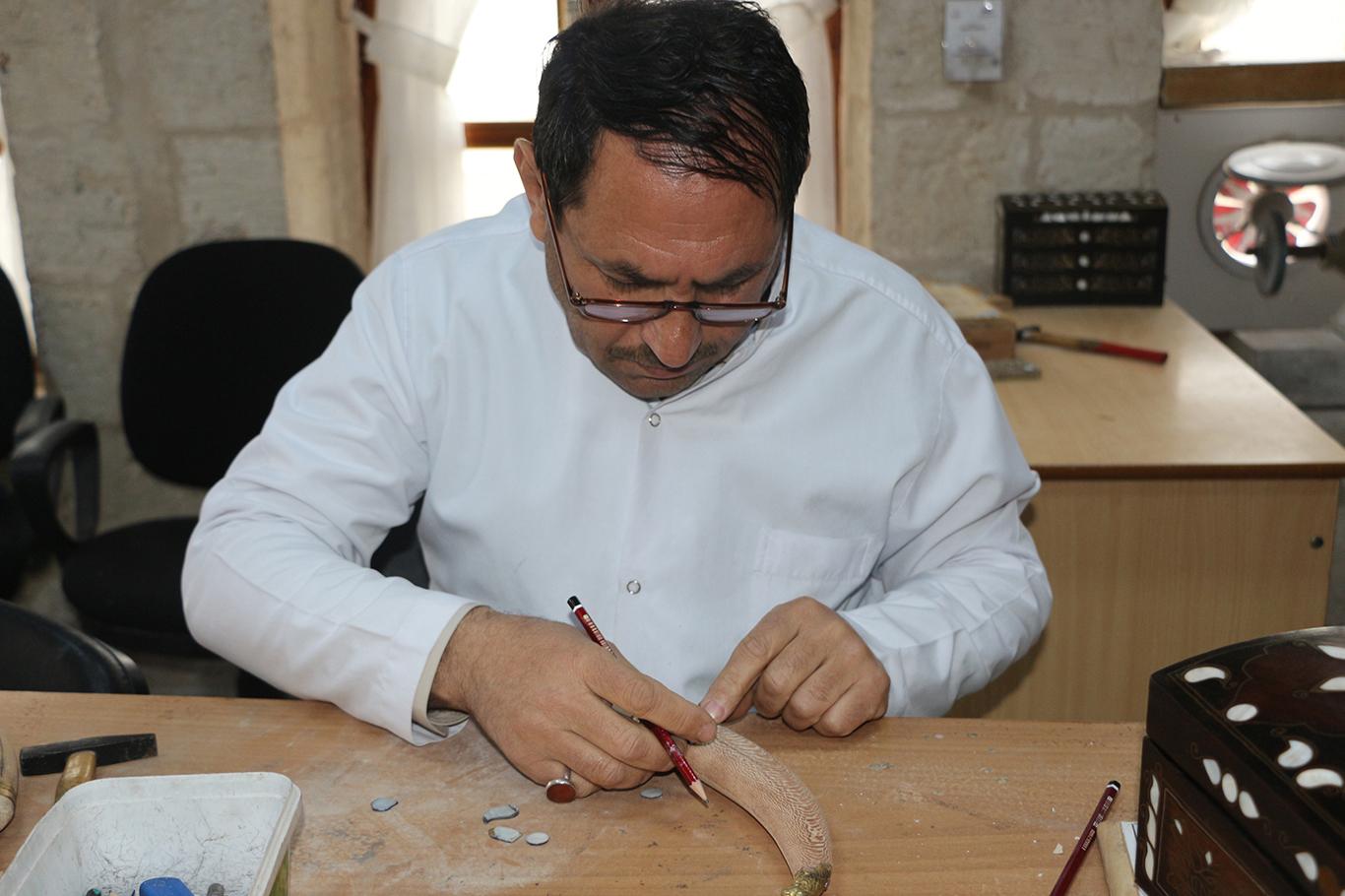 Padişahların "sedef kakma" sanatını yaşatıyor Padişahların "sedef kakma" sanatını yaşatıyor